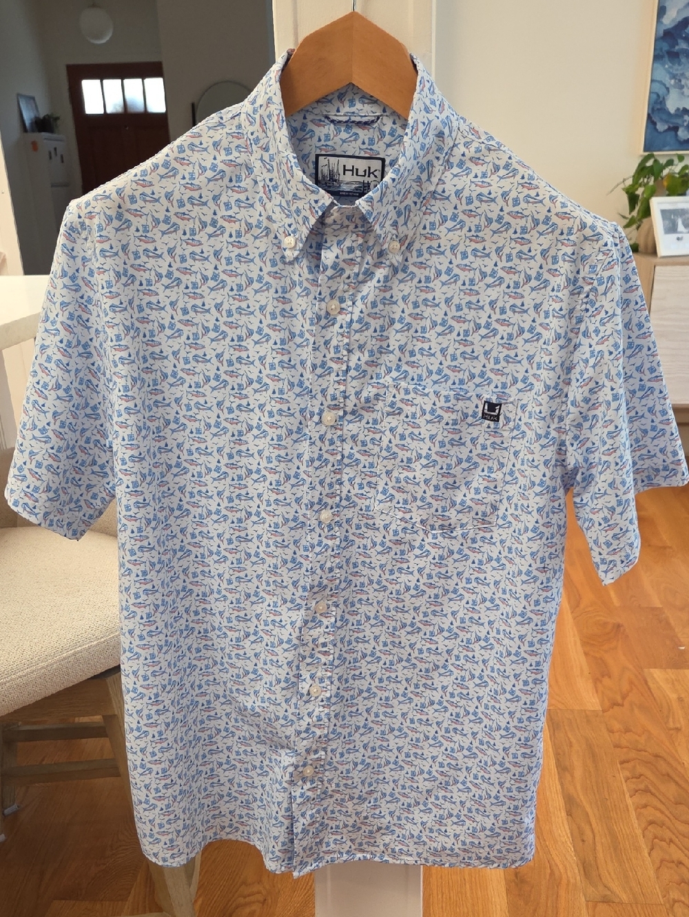 Huk Men’s Blue and White Fish Emblem Short-Sleeve Button-Down Shirt (M)